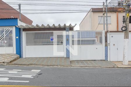 Casa à venda com 240m², 2 quartos e 3 vagas Casa à venda com 240m², 2 quartos e 3 vagasFachada