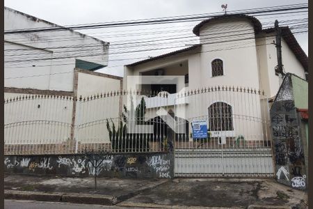 Casa à venda com 290m², 4 quartos e 3 vagasFachada