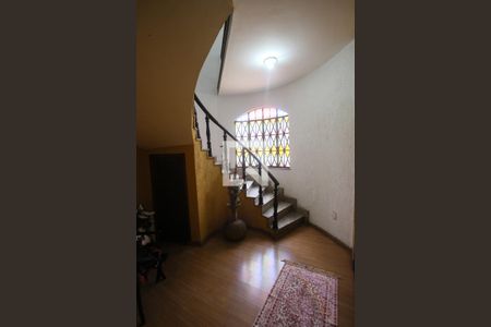 Casa à venda com 290m², 4 quartos e 3 vagasEscada