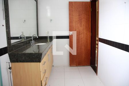 Banheiro da Suíte 1 de casa para alugar com 3 quartos, 417m² em Jardim Karaíba, Uberlândia