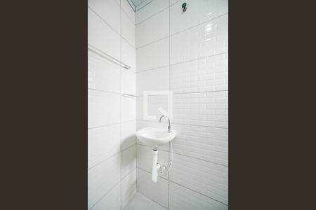 Banheiro social de kitnet/studio para alugar com 1 quarto, 24m² em Vila Aricanduva, São Paulo