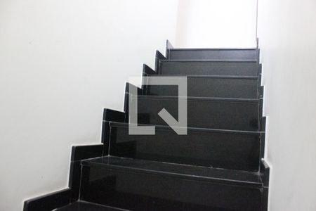 Casa para alugar com 330m², 3 quartos e 3 vagasEscada piso inferior/superior