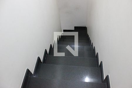 Casa para alugar com 330m², 3 quartos e 3 vagasEscada piso inferior/superior