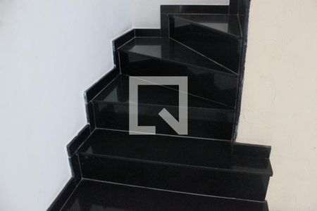 Casa para alugar com 330m², 3 quartos e 3 vagasEscada piso inferior/superior