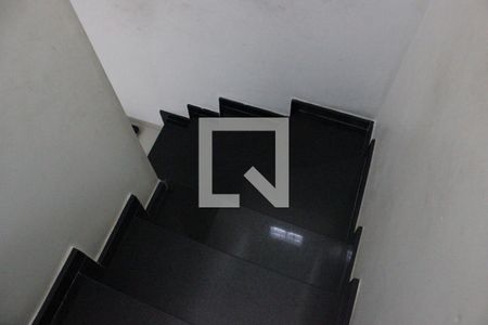 Casa para alugar com 330m², 3 quartos e 3 vagasEscada piso inferior/superior