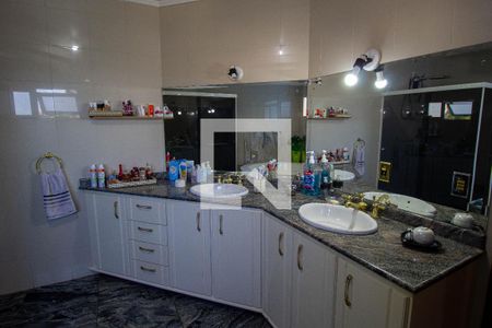 Casa à venda com 250m², 4 quartos e 6 vagasBanheiro da Suíte