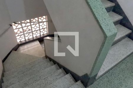 Apartamento para alugar com 70m², 2 quartos e 1 vagaÁrea Comum - Escadas para o apartamento