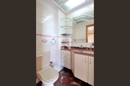 Apartamento à venda com 245m², 4 quartos e 4 vagasBanheiro do Quarto 3 - Suíte