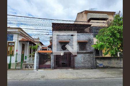 Casa à venda com 175m², 5 quartos e 1 vaga Casa à venda com 175m², 5 quartos e 1 vagaFachada
