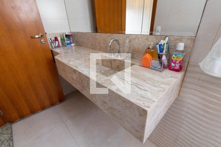 Casa à venda com 247m², 3 quartos e 4 vagasBanheiro da Suíte