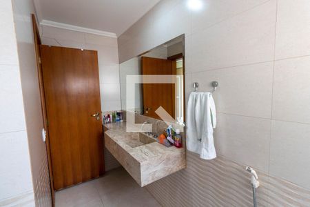 Casa à venda com 247m², 3 quartos e 4 vagasBanheiro da Suíte