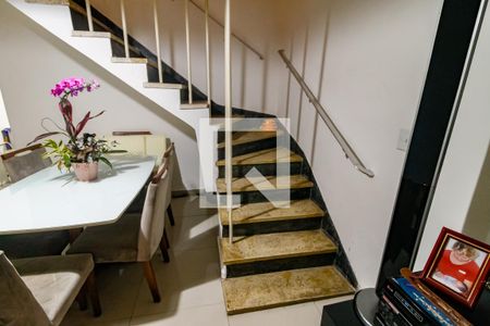 Escada acesso aos quartos de casa à venda com 2 quartos, 120m² em Jardim Taboão, São Paulo