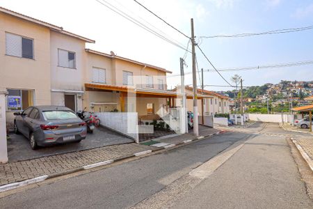 Casa de condomínio para alugar com 120m², 3 quartos e 2 vagas Casa de condomínio para alugar com 120m², 3 quartos e 2 vagasFachada da casa e rua do condomínio