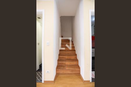 Casa de condomínio para alugar com 120m², 3 quartos e 2 vagas Casa de condomínio para alugar com 120m², 3 quartos e 2 vagasEscada (acesso aos quartos)