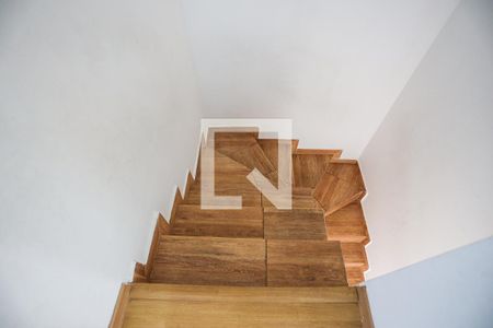 Casa de condomínio para alugar com 120m², 3 quartos e 2 vagas Casa de condomínio para alugar com 120m², 3 quartos e 2 vagasEscada