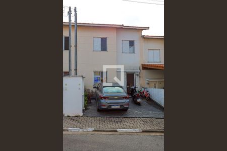 Casa de condomínio para alugar com 120m², 3 quartos e 2 vagas Casa de condomínio para alugar com 120m², 3 quartos e 2 vagasFachada da casa e rua do condomínio