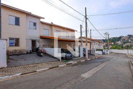 Casa de condomínio para alugar com 120m², 3 quartos e 2 vagas Casa de condomínio para alugar com 120m², 3 quartos e 2 vagasFachada da casa e rua do condomínio