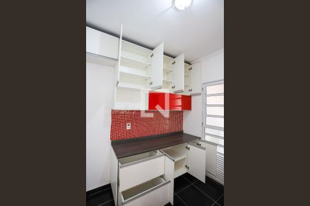 Casa de condomínio para alugar com 120m², 3 quartos e 2 vagas Casa de condomínio para alugar com 120m², 3 quartos e 2 vagasArmário da cozinha aberto