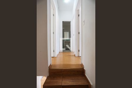 Casa de condomínio para alugar com 120m², 3 quartos e 2 vagas Casa de condomínio para alugar com 120m², 3 quartos e 2 vagasEscada e corredor dos quartos