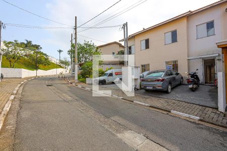 Casa de condomínio para alugar com 120m², 3 quartos e 2 vagas Casa de condomínio para alugar com 120m², 3 quartos e 2 vagasFachada da casa e rua do condomínio