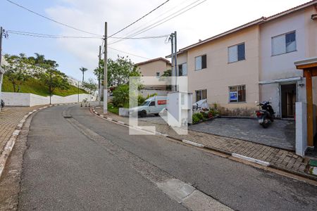Casa de condomínio para alugar com 120m², 3 quartos e 2 vagas Casa de condomínio para alugar com 120m², 3 quartos e 2 vagasFachada da casa e rua do condomínio