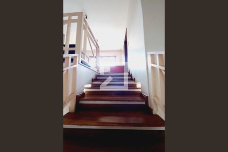 Casa à venda com 287m², 4 quartos e 2 vagasEscada