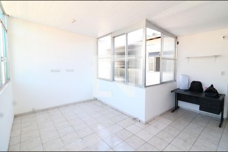 Sala de casa para alugar com 1 quarto, 60m² em Jardim Guanabara, Rio de Janeiro