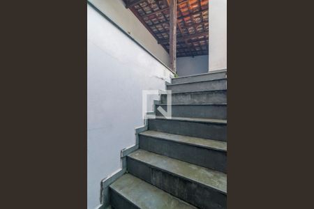Casa para alugar com 260m², 3 quartos e 4 vagasEscada