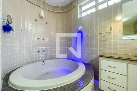 Casa à venda com 546m², 4 quartos e 5 vagasBanheiro da Suíte