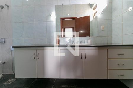 Casa à venda com 546m², 4 quartos e 5 vagasBanheiro da Suíte 2