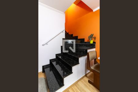 Escada de casa para alugar com 6 quartos, 260m² em Jardim Primavera, São Paulo