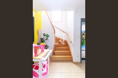 Casa à venda com 173m², 4 quartos e 2 vagasSala