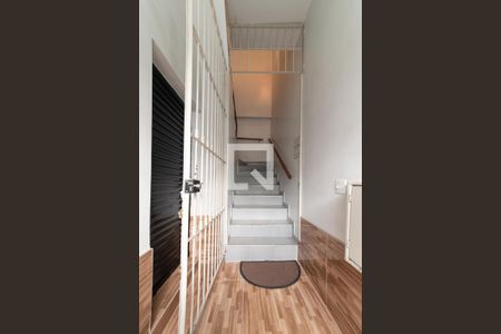 Casa à venda com 100m², 3 quartos e 1 vagaEscada de Entrada