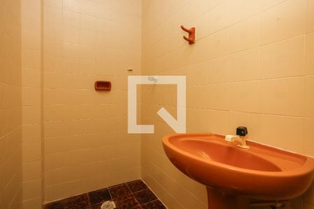 Banheiro de apartamento para alugar com 1 quarto, 28m² em Passo da Areia, Porto Alegre