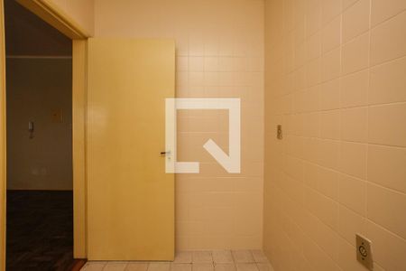 Banheiro de apartamento para alugar com 1 quarto, 28m² em Passo da Areia, Porto Alegre