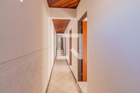 Casa para alugar com 76m², 2 quartos e 2 vagasCorredor interno