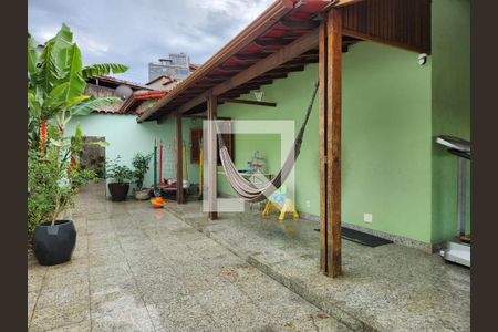 Casa à venda com 210m², 5 quartos e 3 vagas Casa à venda com 210m², 5 quartos e 3 vagasQuintal