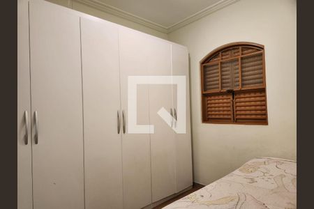 Casa à venda com 210m², 5 quartos e 3 vagas Casa à venda com 210m², 5 quartos e 3 vagasQuarto 2