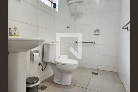 Casa à venda com 210m², 5 quartos e 3 vagas Casa à venda com 210m², 5 quartos e 3 vagasBanheiro