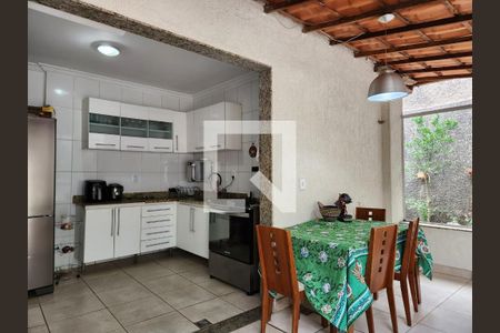 Casa à venda com 210m², 5 quartos e 3 vagas Casa à venda com 210m², 5 quartos e 3 vagasCozinha