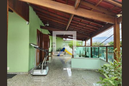 Casa à venda com 210m², 5 quartos e 3 vagas Casa à venda com 210m², 5 quartos e 3 vagasQuintal