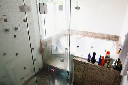 Casa à venda com 384m², 3 quartos e 5 vagasBanheiro da Suite 1