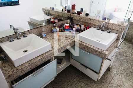 Casa à venda com 384m², 3 quartos e 5 vagasBanheiro da Suite 1