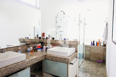 Casa à venda com 384m², 3 quartos e 5 vagasBanheiro da Suite 1