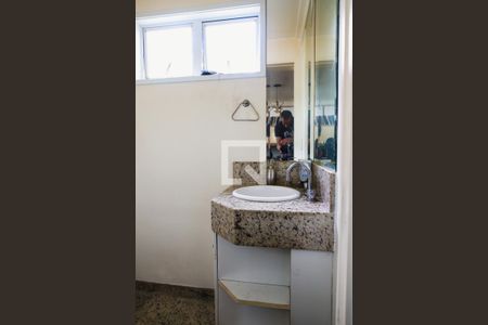 Casa à venda com 384m², 3 quartos e 5 vagasBanheiro da Sala de TV