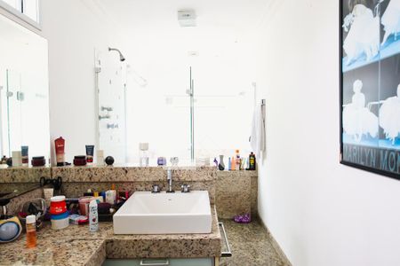 Casa à venda com 384m², 3 quartos e 5 vagasBanheiro da Suite 1