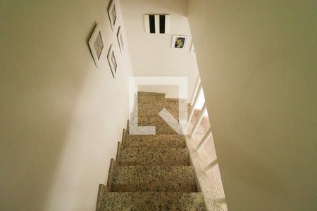 Casa à venda com 122m², 4 quartos e 2 vagasEscada