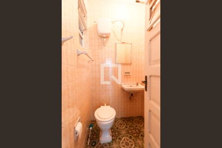 Casa de condomínio para alugar com 215m², 4 quartos e 3 vagasBanheiro de serviço