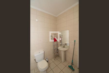 Banheiro Social inferior de casa à venda com 3 quartos, 293m² em Parque Tomas Saraiva, São Paulo