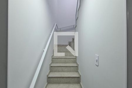 Casa para alugar com 132m², 3 quartos e 1 vaga Casa para alugar com 132m², 3 quartos e 1 vagaEscada acesso quartos
